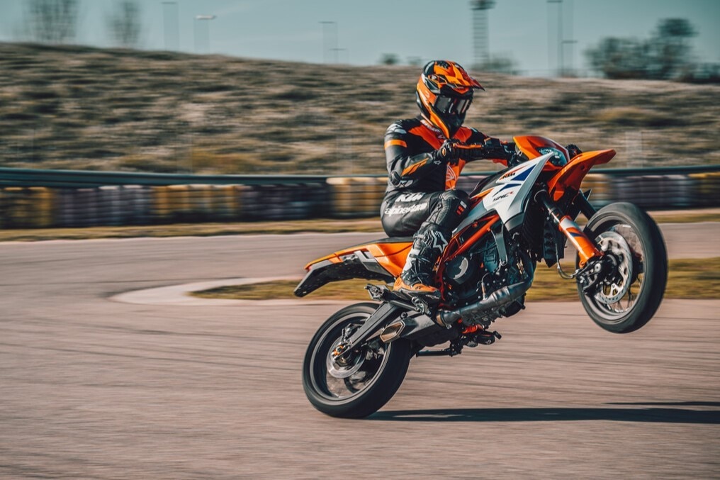 KTM presenta le nuove 125 SMC R e 390 SMC R 2025